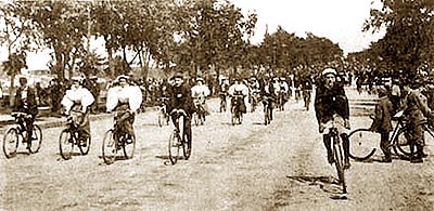 Ocean Parkway bike path, 1896. The city widened the path after 10,000 cyclists jammed the opening celebration in 1895.
Photographer unknown, New York Public Library.